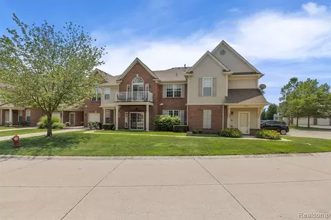 8475 Heywood Cir, Sterling Heights, MI 48312
