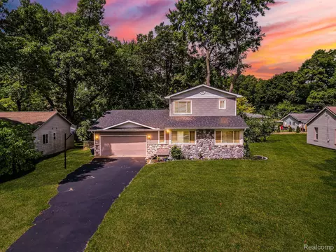 1720 Marylestone Dr, West Bloomfield, MI 48324