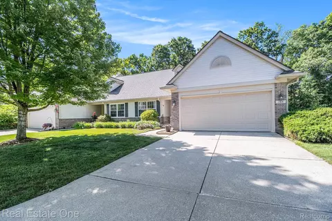 284 Four Seasons Dr, Orion, MI 48360