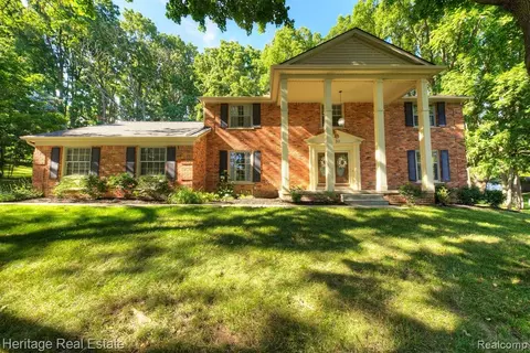 5850 Oakland Valley Dr, Rochester, MI 48306