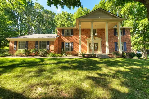 5850 Oakland Valley Dr, Oakland, MI 48306