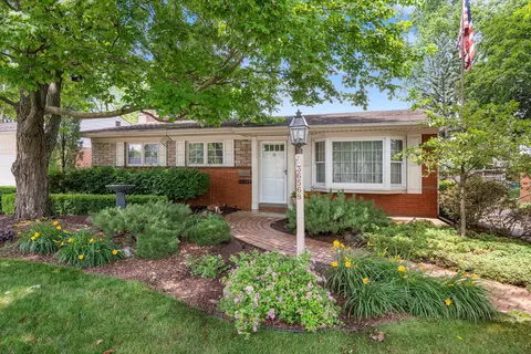 36568 Kingsbury St, Livonia, MI 48154