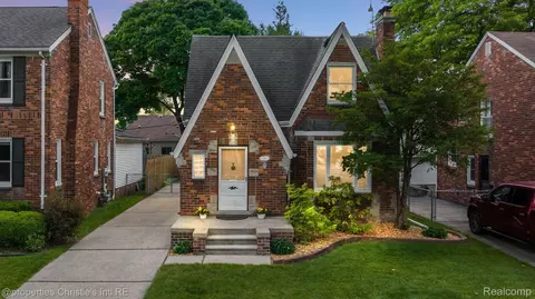 411 Madison St, Grosse Pointe Farms, MI 48236