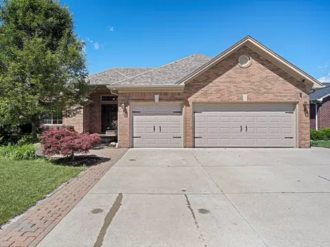 55105 Englewood Dr, Macomb, MI 48042