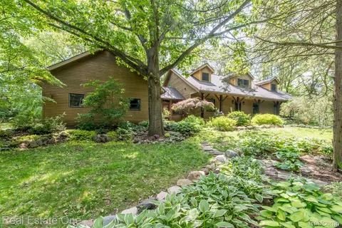 5804 Brighton Rd, Genoa, MI 48116