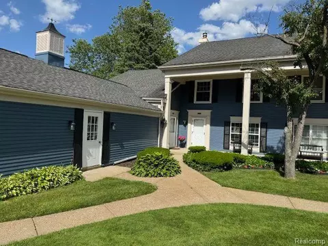 2707 Williamsburg Cir, Auburn Hills, MI 48326