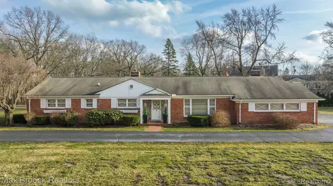 6870 Orinoco Cir, Bloomfield Hills, MI 48301