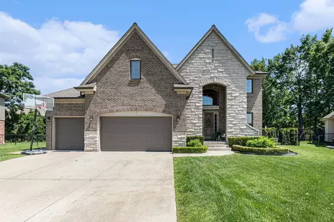 45250 Pentwater Dr, Macomb, MI 48044