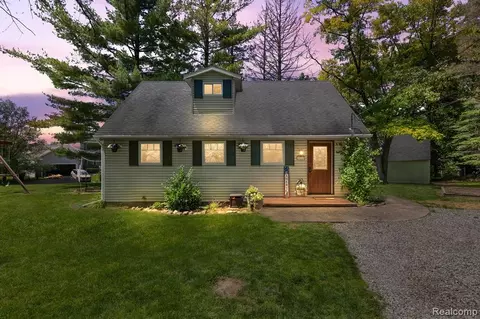 8110 W Circle Dr, Clarkston, MI 48348