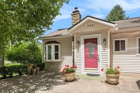 555 Shady Oaks St, Lake Orion, MI 48362