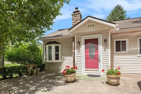 555 Shady Oaks St, Orion, MI 48362