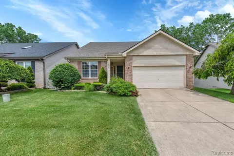 3028 Talon Cir, Lake Orion, MI 48360