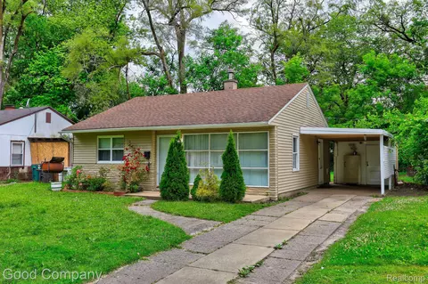 10600 Saratoga St, Oak Park, MI 48237