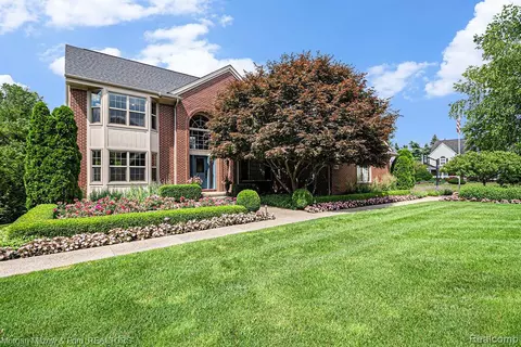 6822 Hubbard Cir, Clarkston, MI 48348