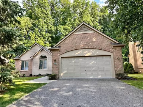 7087 Autumn Hill Dr, West Bloomfield, MI 48323
