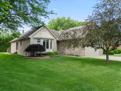 37755 Chase Run Dr, Sterling Heights, MI 48310
