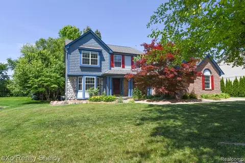 2040 Chestnut Cir, Lake Orion, MI 48360