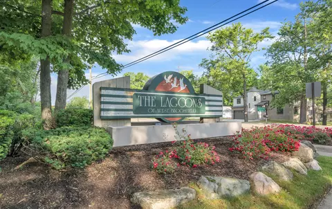 5039 Lagoons Cir S, West Bloomfield, MI 48323