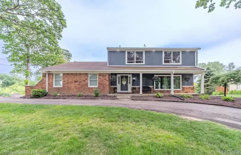 1157 Duckwood Crt Ct, White Lake, MI 48383