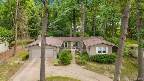 8516 Edgewood Park Dr, Commerce Twp, MI 48382