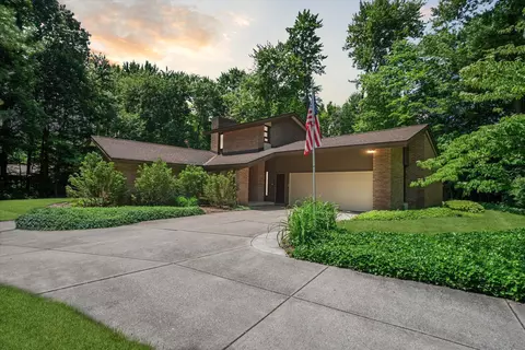 2800 Whitewood Dr, Midland, MI 48642