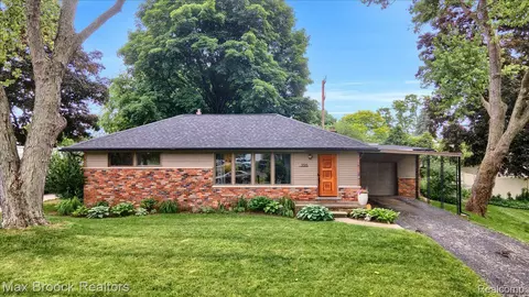 2515 Winkleman Dr, Waterford, MI 48329