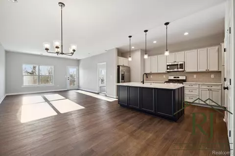 606 Pointe Dr 268 27 Dr #268, Walled Lake, MI 48390