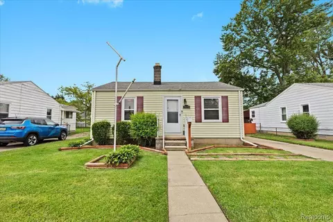 25255 Ford St, Roseville, MI 48066
