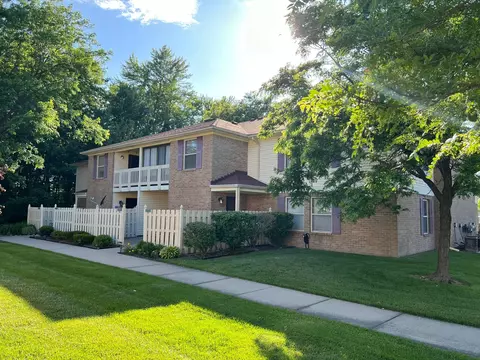 61121 Greenwood Dr, South Lyon, MI 48178