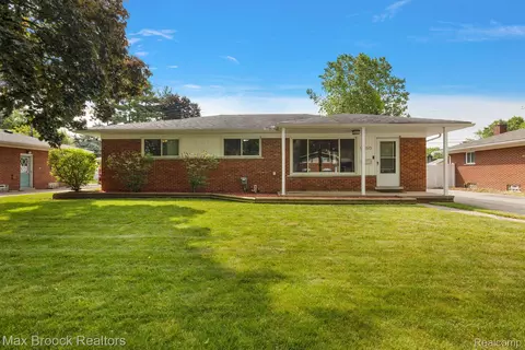 9060 Headley Dr, Sterling Heights, MI 48314
