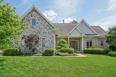 627 Olivia Dr, Milford, MI 48381