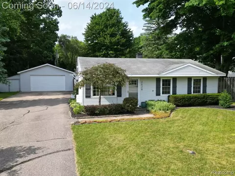 2528 Mueller Rd, Lake Orion, MI 48359