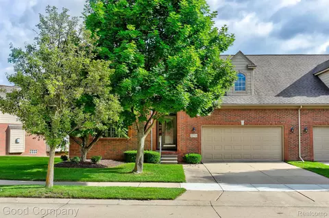 22721 Amber River Dr, Macomb, MI 48042