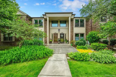 4420 Knightsbridge Ln, West Bloomfield, MI 48323