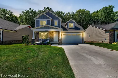 27572 Coleridge St, Harrison, MI 48045