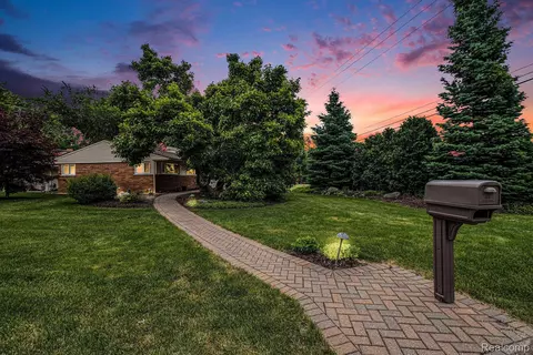 40890 W 10 Mile Rd, Novi, MI 48375