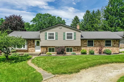 5744 Suntar Valley Dr, Howell, MI 48836