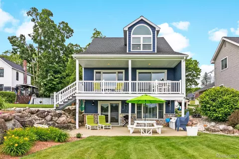5786 Bullard Rd, Fenton, MI 48430