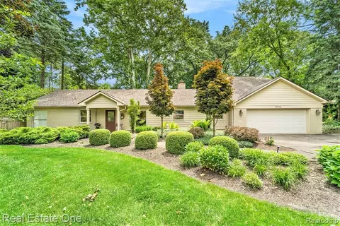 2315 E Hammond Lake Dr, Bloomfield Hills, MI 48302