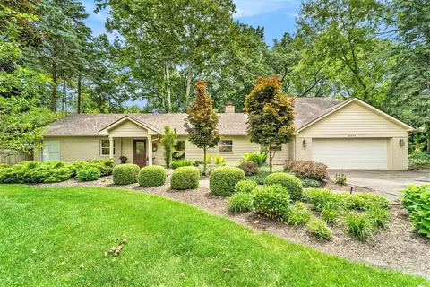 2315 E Hammond Lake Dr, Bloomfield Township, MI 48302