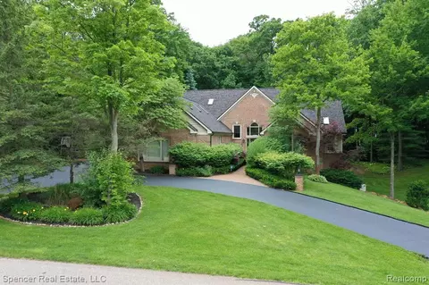 10190 Creekwood Trl, Davisburg, MI 48350