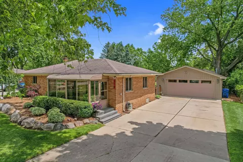 270 N Roslyn Rd, Waterford, MI 48328