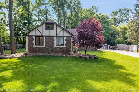 3640 Winter Creek Rd, Rochester Hills, MI 48307