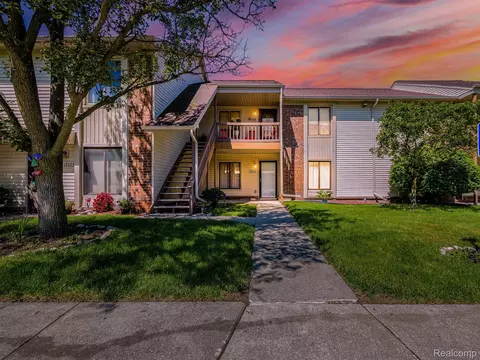 17927 Phyllis St, Roseville, MI 48066