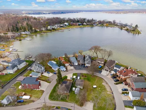 2184 Park Cir, Keego Harbor, MI 48320