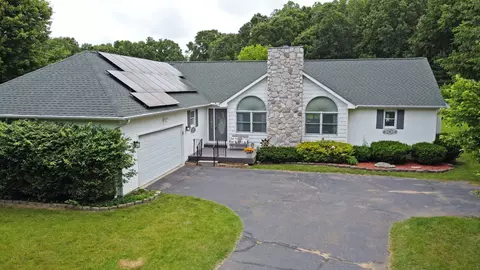 6350 Hickory Meadows Dr, White Lake, MI 48383