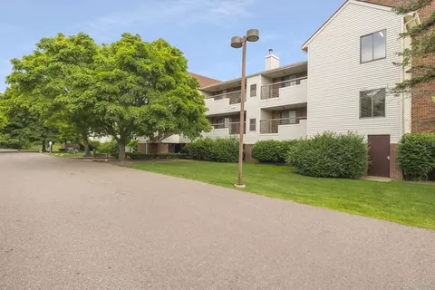 30450 Orchard Lake Rd #70, Farmington Hills, MI 48334