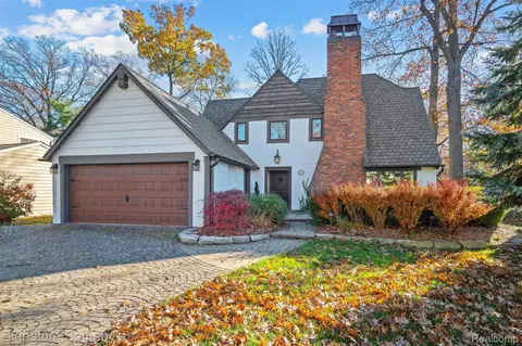 824 Wimbleton Dr, Birmingham, MI 48009