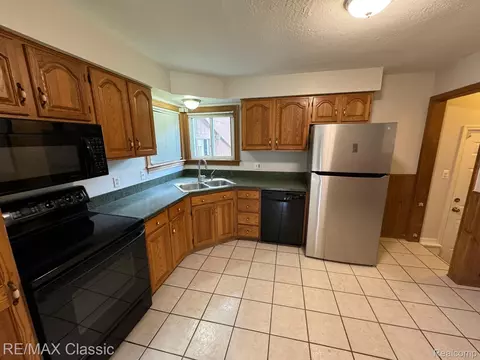 1007 Marion Dr, Holly, MI 48442