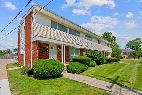 20925 Kingsville St, Harper Woods, MI 48225